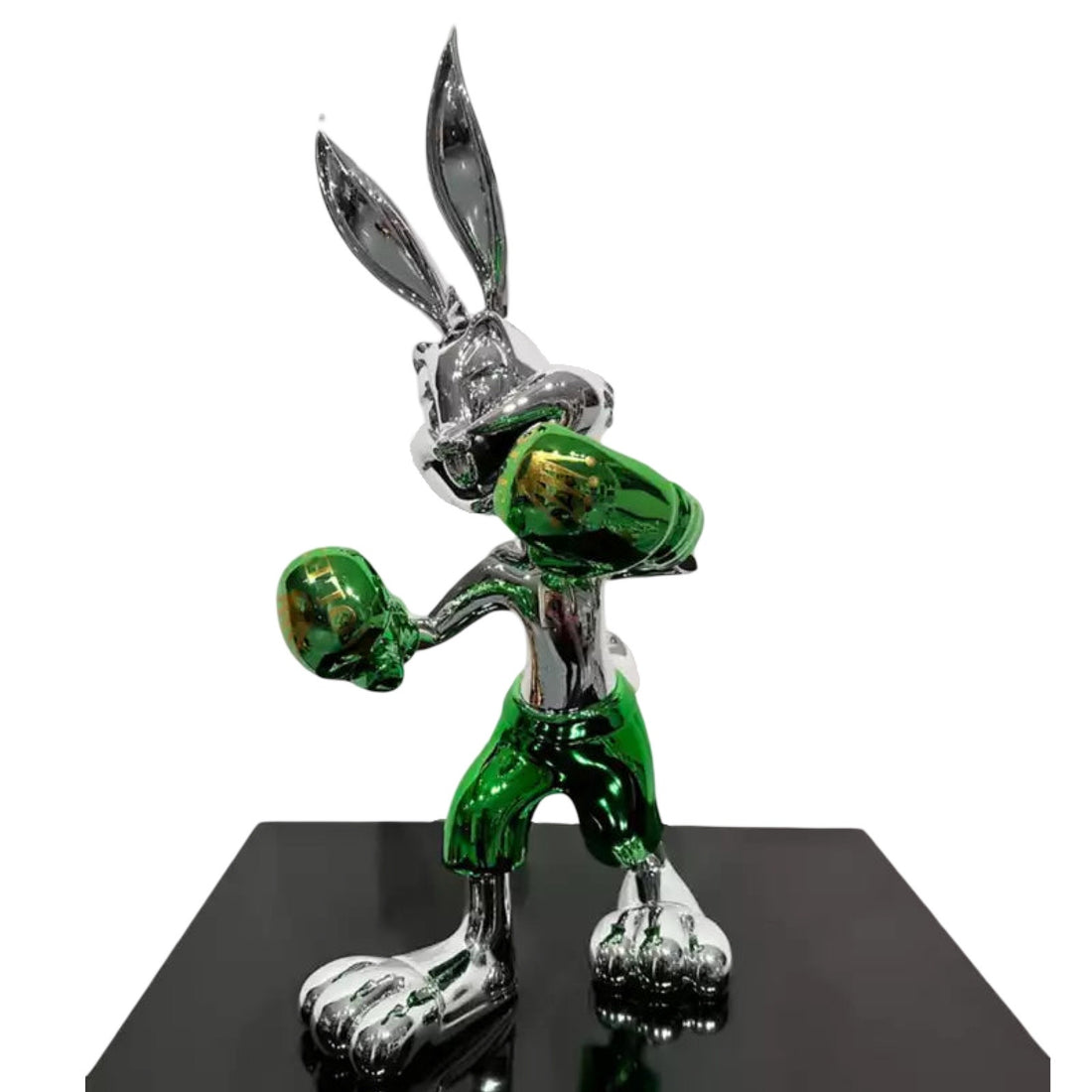Zilveren beeld van Bugs Bunny konijn met groene bokshandschoenen met Rolex logo