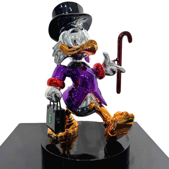 Zilveren beeld van Dagobert Duck met paarse jas wandelstok en geld koffertje