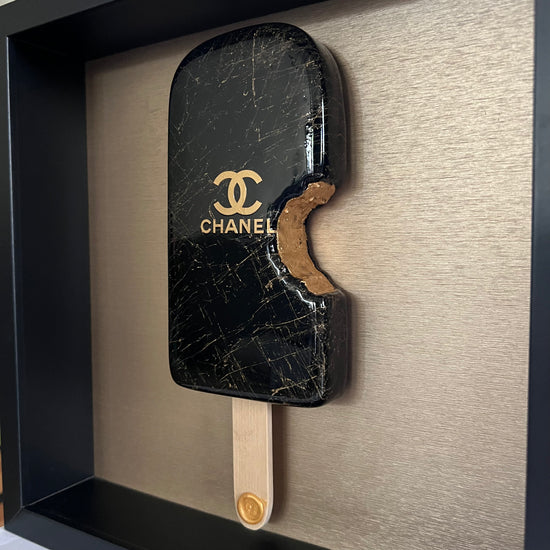 Glimmend ijsje van SNEK posicle Art - Chanel goud zwart