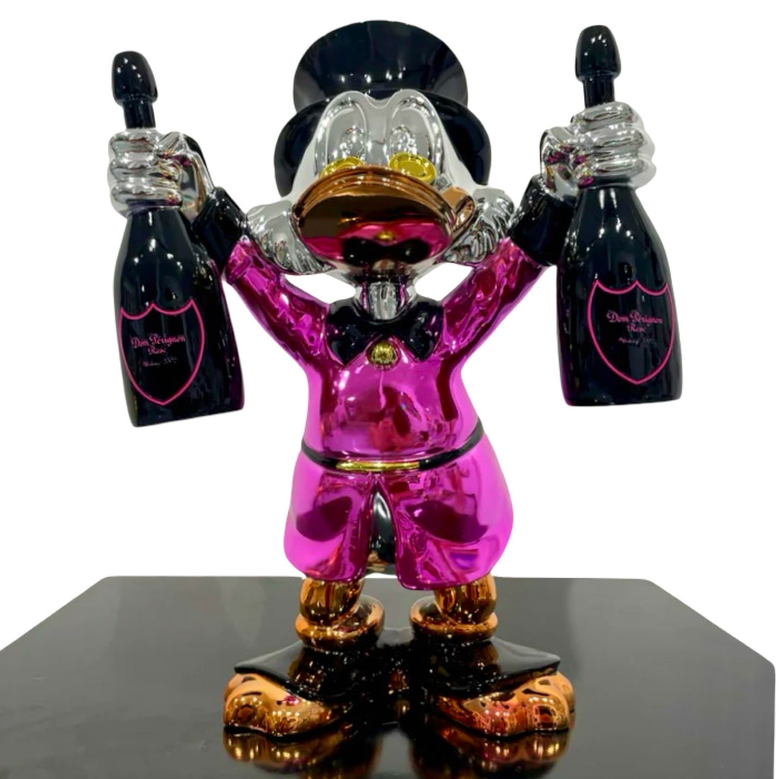 Zilveren beeld van Dagobert Duck in een roze jas met twee flessen Dom Perignon champagne in zijn hand