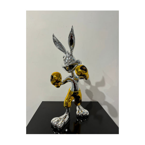 Zilveren beeld van Bugs Bunny konijn met gele bokshandschoenen met Lamborghini logo