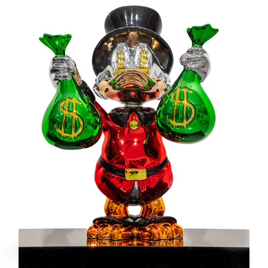 Zilveren beeld van Dagobert Duck in een rode jas met twee groene geldzakken in zijn handen
