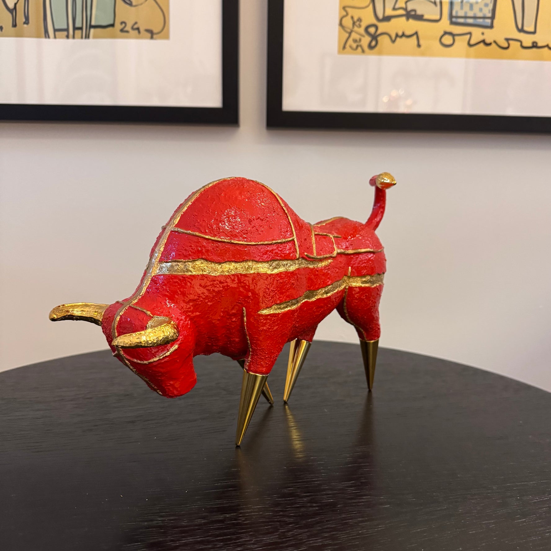 Platinum Bull van Asis: rood stierbeeld et gouden lijnen, hoeven en hoorns