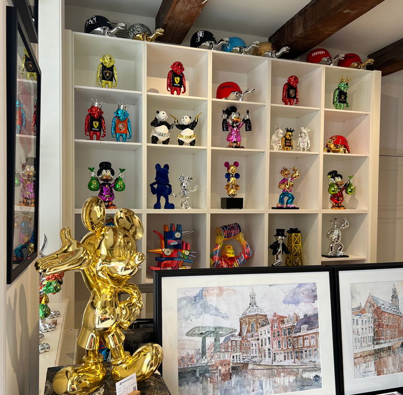 Galerie Modernekunst.nl op de Nieuwe Rijn 13A in Leiden. Op zaterdag geopend van 12:00 tot 17:00 uur.