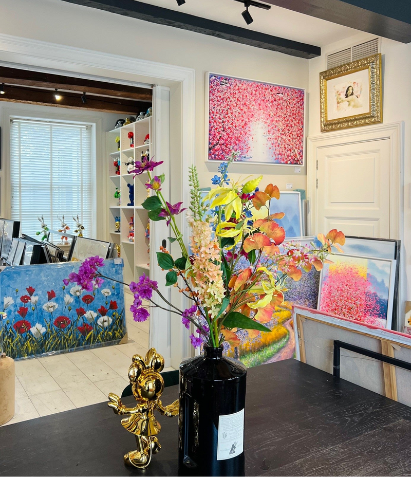 Hier koop je kunst in Leiden. Galerie in centrum van Leiden met veel gekleurden bloemen schilderijen.