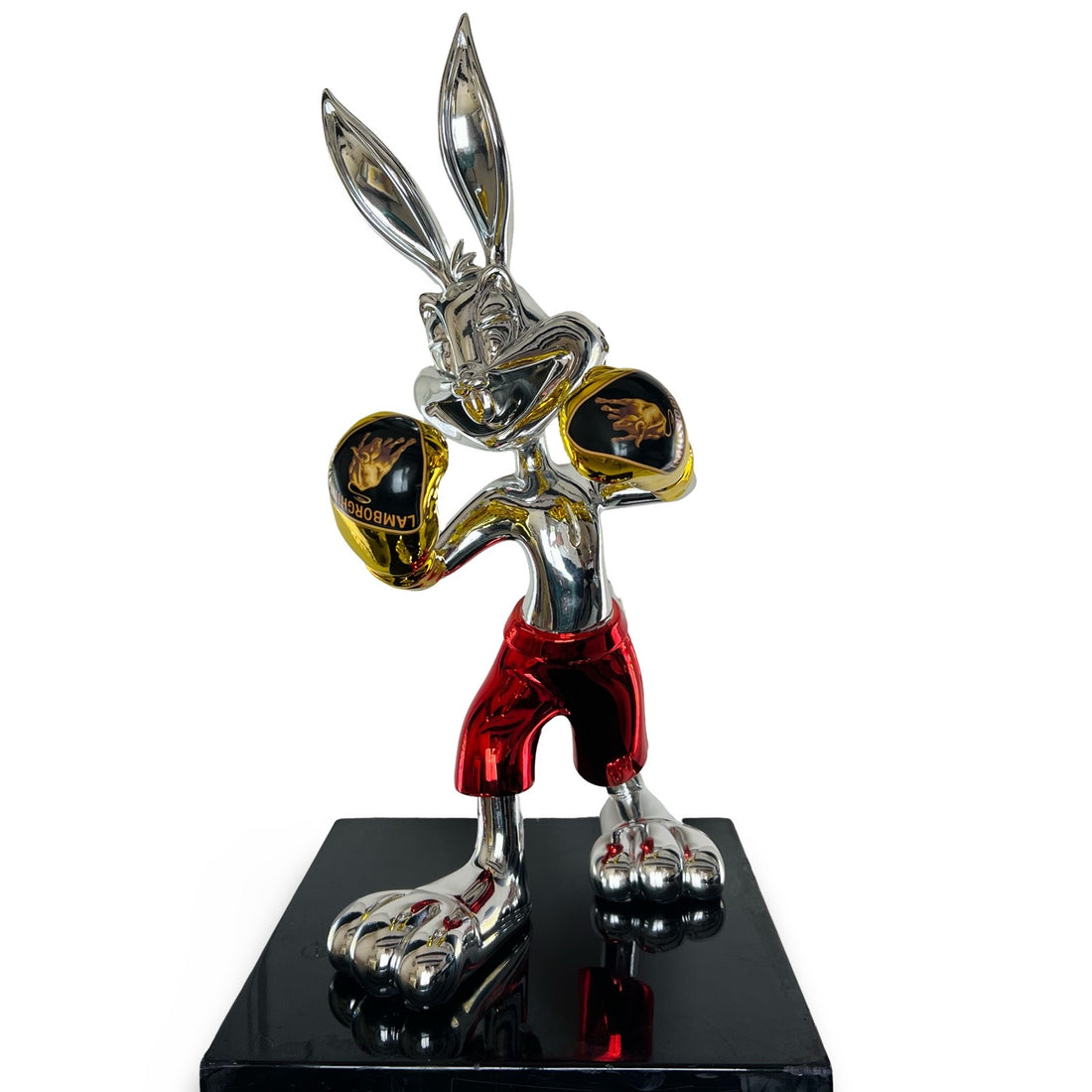 Zilveren beeld van Bugs Bunny konijn met gele bokshandschoenen met Lamborghini logo