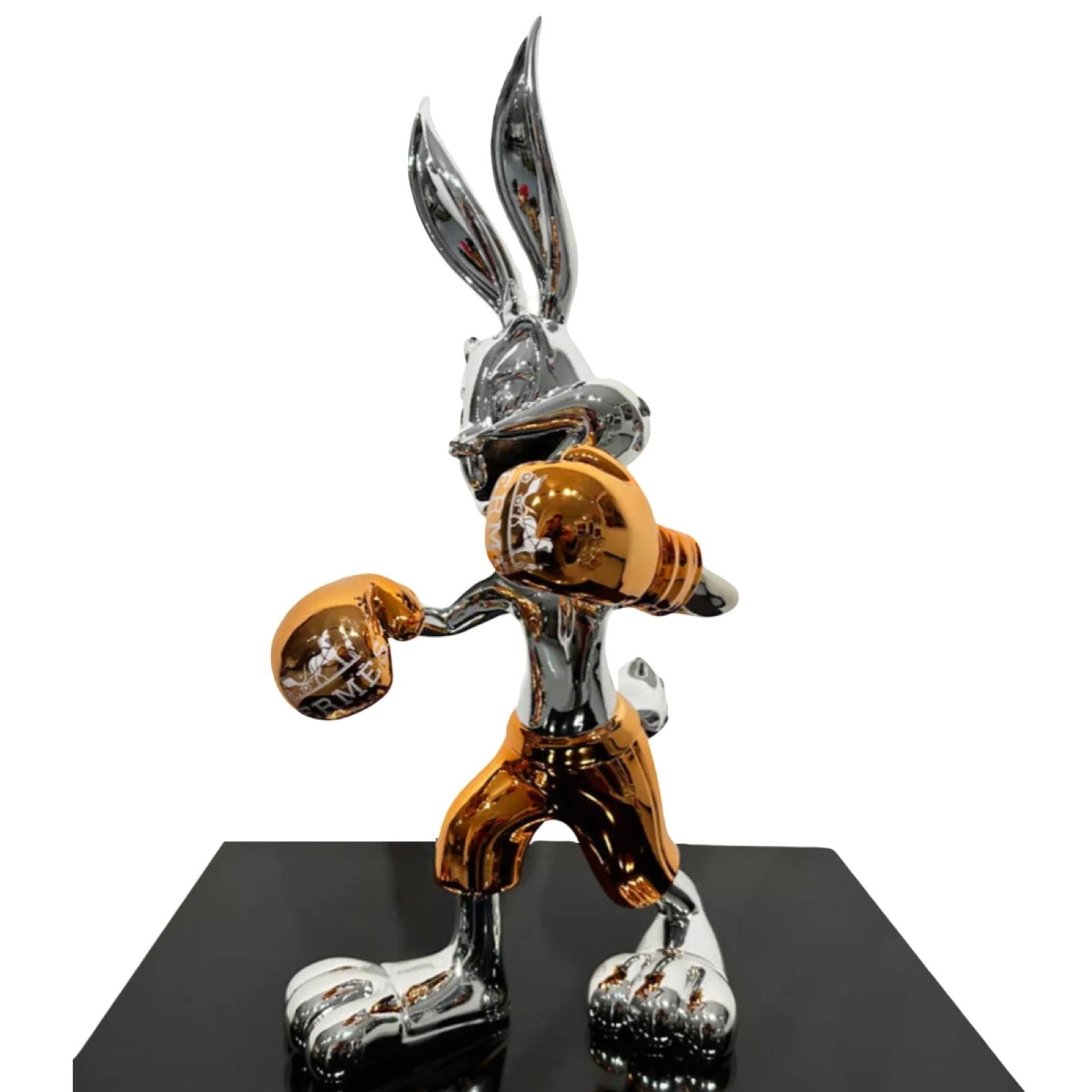 Zilveren beeld van Bugs Bunny konijn met oranje bokshandschoenen met Hermes logo
