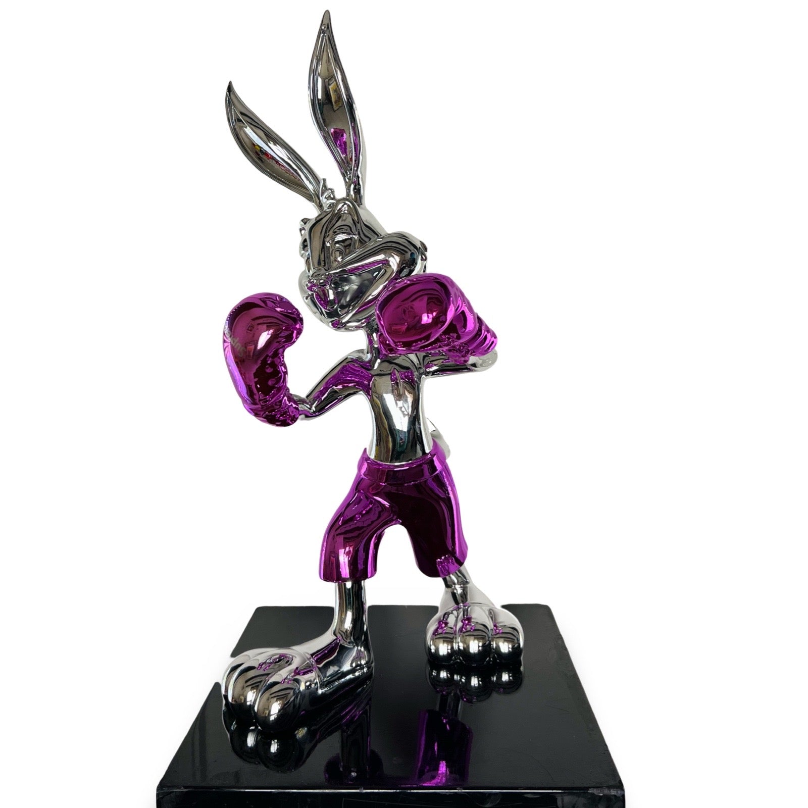 Zilveren beeld van Bugs Bunny konijn met paarse bokshandschoenen met Supreme logo