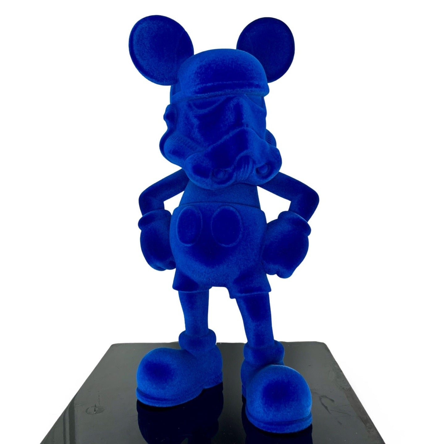 Beeld van Mickey Mouse als Stormtrooper in blauw velours gemaakt door Caro Sofia