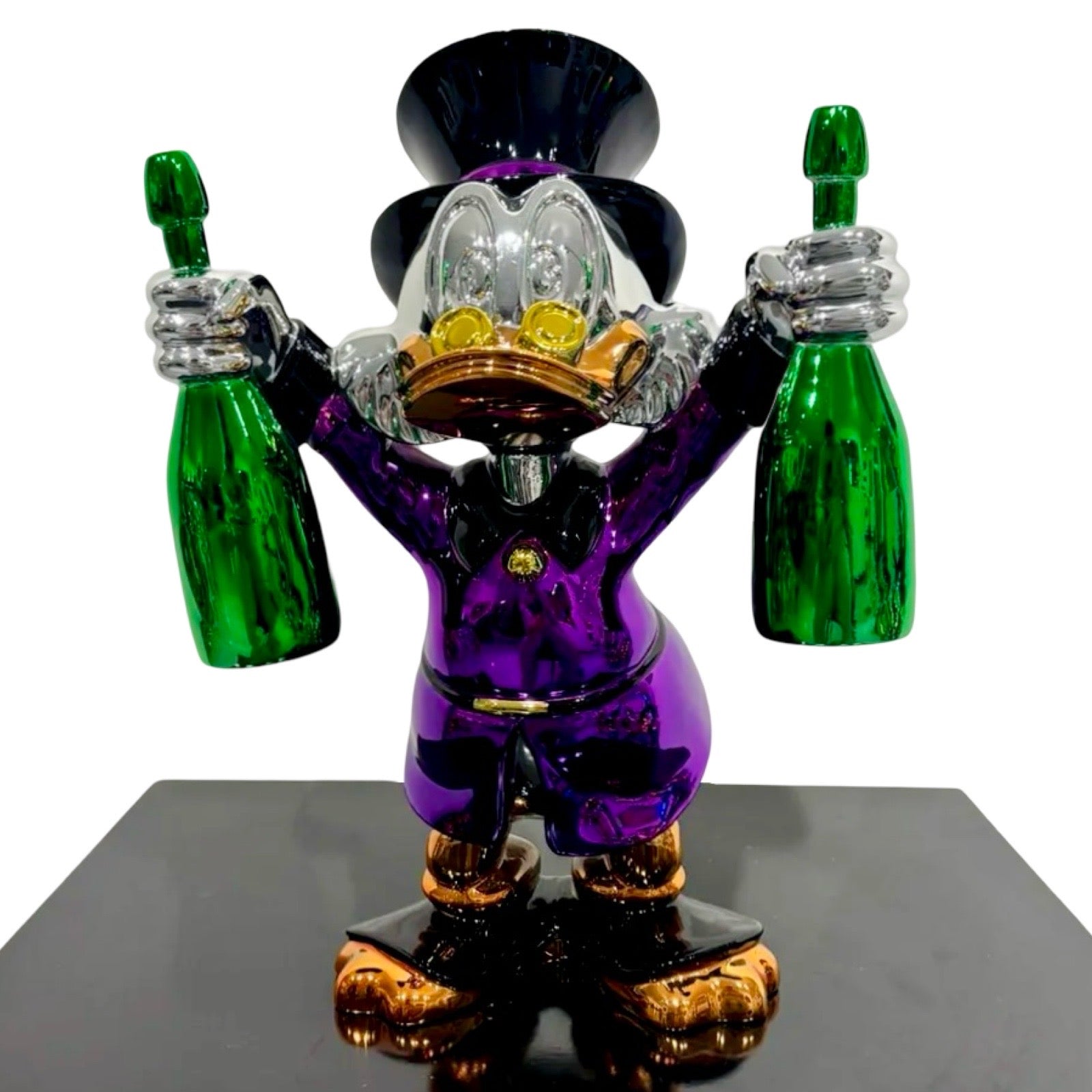 Zilveren beeld van Dagobert Duck in een paarse jas met twee groene flessen champagne in zijn hand