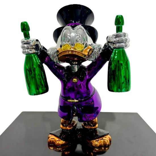 Zilveren beeld van Dagobert Duck in een paarse jas met twee groene flessen champagne in zijn hand