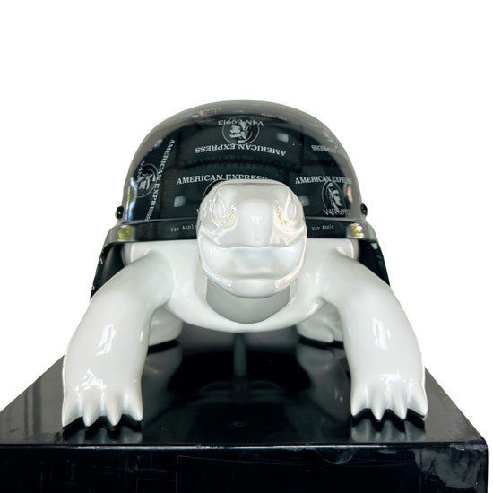 Van Apple Peace Turtle Amex White voorkant resin sculptuur